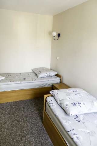 Хостелы Hostel Barbórka Турек Двухместный номер эконом-класса с 2 отдельными кроватями-1